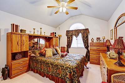 卧室内部配备了质朴的家具图片下载