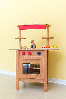 为孩子准备的小木制厨房图片下载
