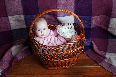 婴儿在篮子里图片下载