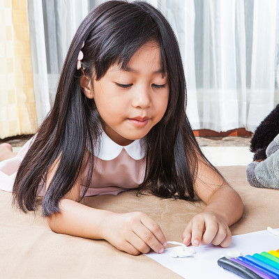 孩子们玩粘土游戏图片下载