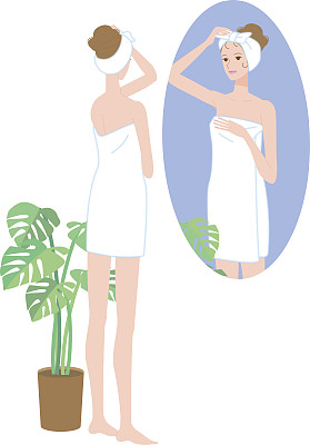 洗浴时间。照镜子的女人图片下载