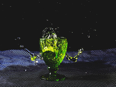 把水洒在玻璃杯里图片下载