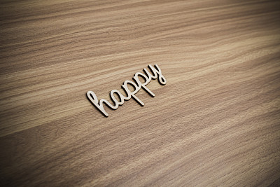 木制书桌上的木制快乐文字图片下载