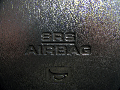 汽车的安全气囊在方向盘上图片下载