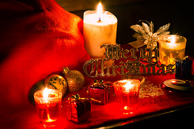 红色的圣诞和烛光图片下载