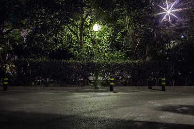 夜晚新城区的街道上灯火通明图片下载