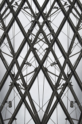 结构玻璃天花板与电缆照明系统。倾斜曝光的照片图片下载