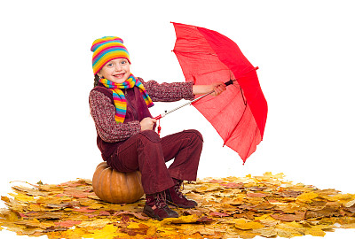 女孩拿着伞在秋叶上白了图片下载