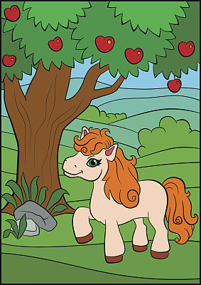 小可爱的小马站在树旁微笑着。图片下载