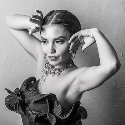 黑色和白色的肖像美丽的女人穿着黑色的衣服图片下载