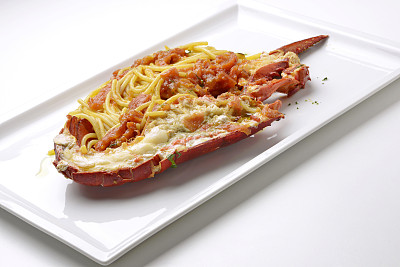 龙虾意大利面和半干西红柿图片下载