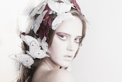 女人与蝴蝶图片下载