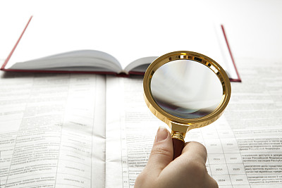 工人在检查放大镜上的文字图片下载