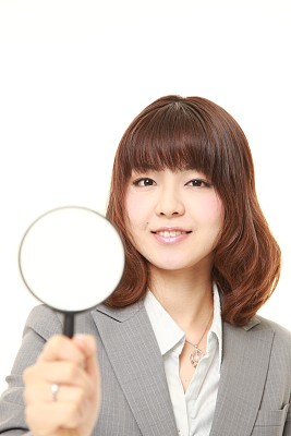 带放大镜的日本女商人图片下载