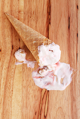 冰淇淋蛋筒落在木制的背景上图片下载