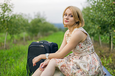 提着行李箱的女孩图片下载