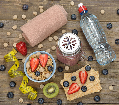 木制背景上的运动项目图片下载