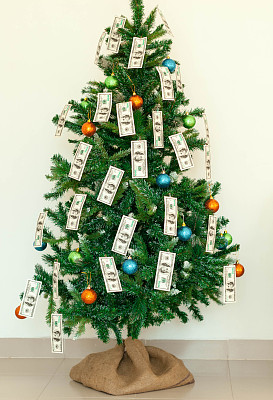 装饰着美元钞票的圣诞树图片下载