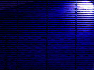 蓝色条纹竹背景与灯光。图片下载