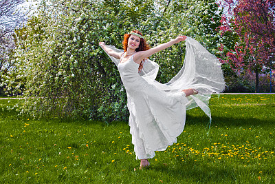 在春天的公园里跳舞图片下载