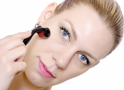 Dermaroller。医疗美容手术。微针。美容师进行Dermaroller程序。图片下载