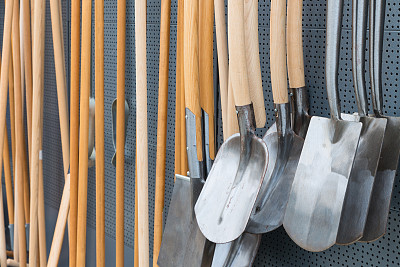 花园商店用木铁锹图片下载