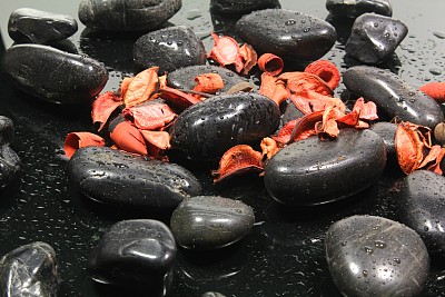 黑色的石头图片下载