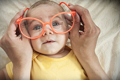 戴着橙色眼镜的婴儿图片下载