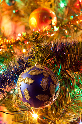 圣诞树上的装饰品图片下载