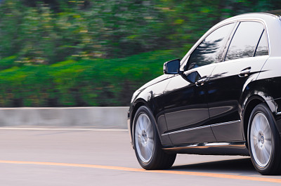 黑色奔驰在山路上奔驰图片下载