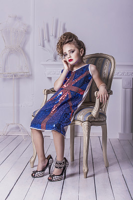 一个迷人模特形象的小女孩图片下载