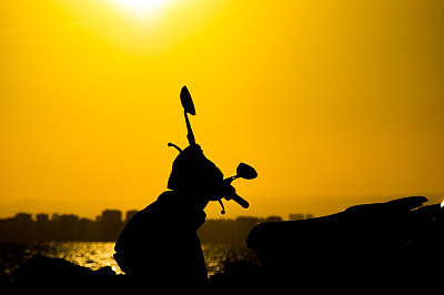 夕阳下的摩托车剪影图片下载