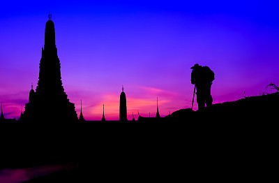 黄昏中摄影师和宝塔的剪影图片下载