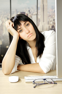 在纽约办公室里的可悲的女商人图片下载