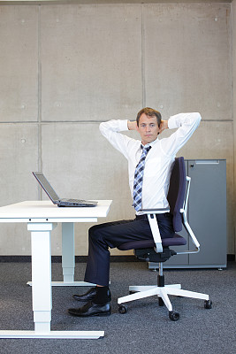 练习。商人的手臂伸展图片下载