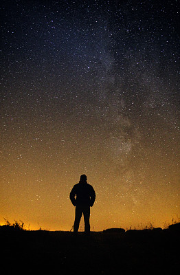 人在晚上图片下载