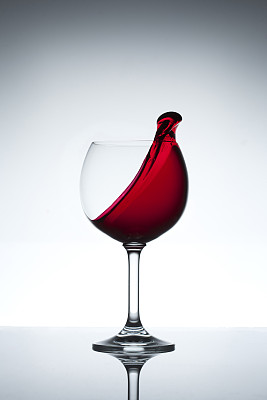 红酒溅图片下载