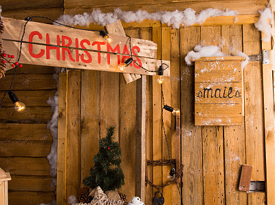 带邮箱的小木屋的圣诞静物图片下载