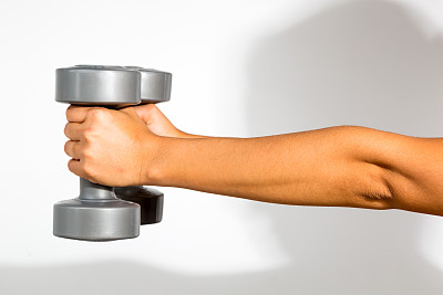 用哑铃锻炼的女人图片下载