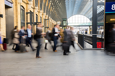 伦敦地铁车站让上下班高峰期的人们运动变得模糊图片下载