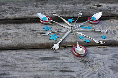 桌上放着圣诞星和餐具图片下载