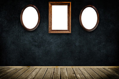 深色的垃圾墙上的木框。图片下载