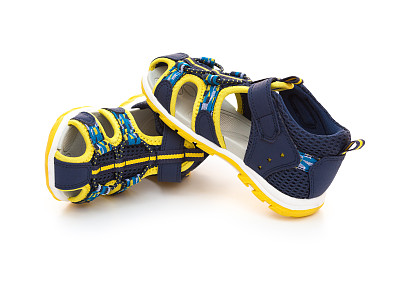 时髦的凉鞋为男孩在白色的背景图片下载