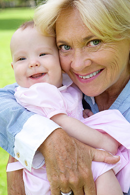 奶奶和孙子笑了图片下载