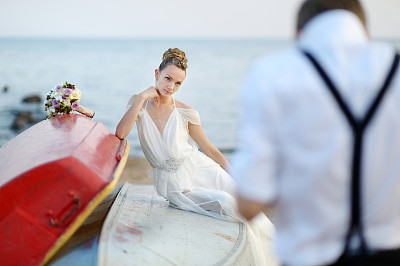 新娘为新郎摆姿势图片下载