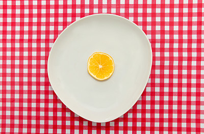 红色和白色的台布与白色柠檬片图片下载