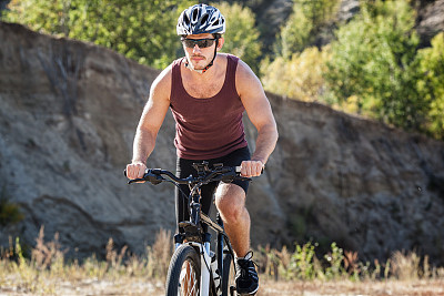 骑自行车的运动员图片下载