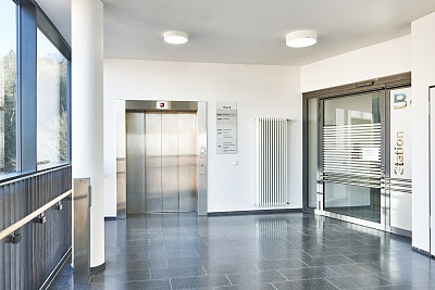 医院走廊电梯门图片下载