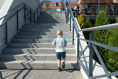 男孩走上楼图片下载