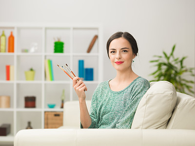 美丽的女艺术家在家图片下载